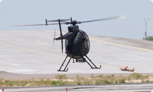 Boeing helicoptère pilotage automatique attérisaage près d'un manequin
