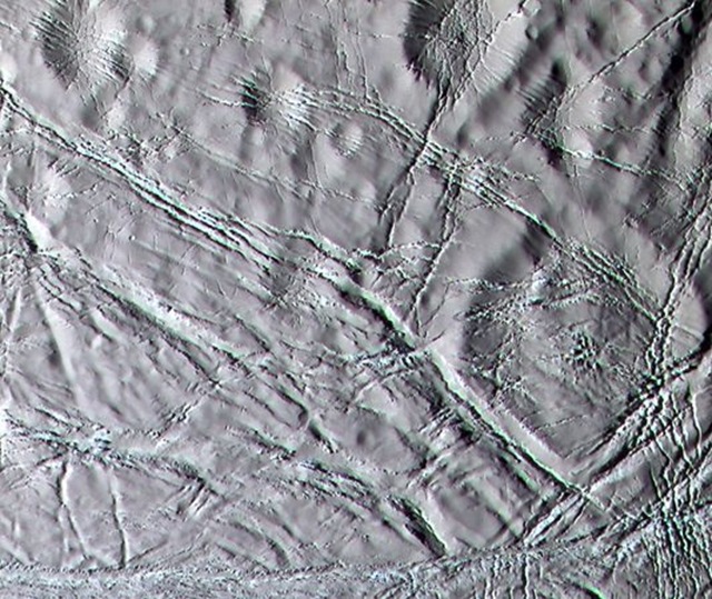 enceladus-surface enneigé