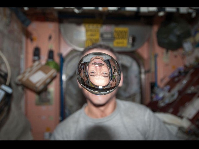 Chris Hadfield-bulle-eau2