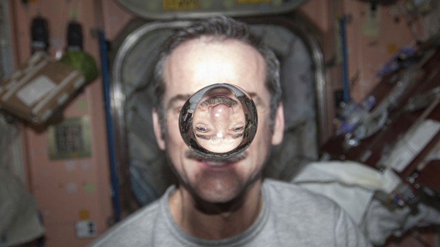 Chris Hadfield-bulle-eau