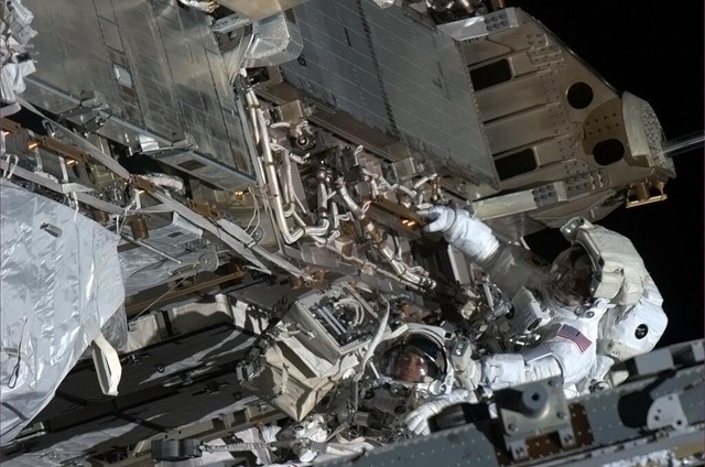 Chris Cassidy Tom Marshburn-ISS-EVA1