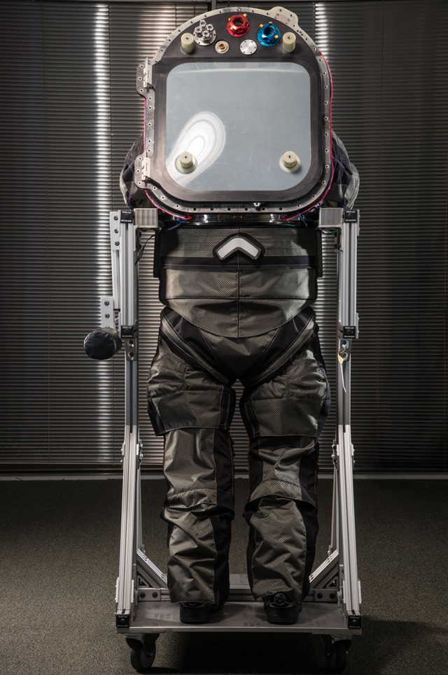 PHOTO DATE: 09-16-15
LOCATION: ILC - 2200 Space Park - 1st Flr. Lab
SUBJECT: High quality production photos of full Z2 space suit in ILC facility for use as stock imagery that can be given to news media during EVA media event.
PHOTOGRAPHER: BILL STAFFORD AND ROBERT MARKOWITZ
