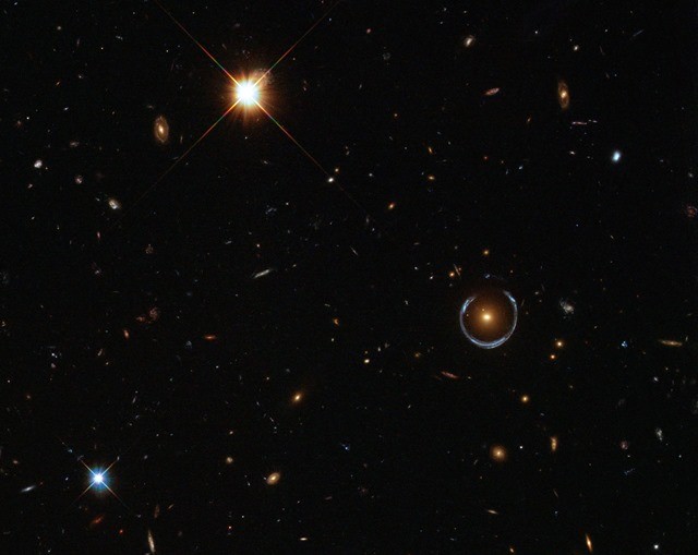 Hubble captures a “lucky” galaxy alignment