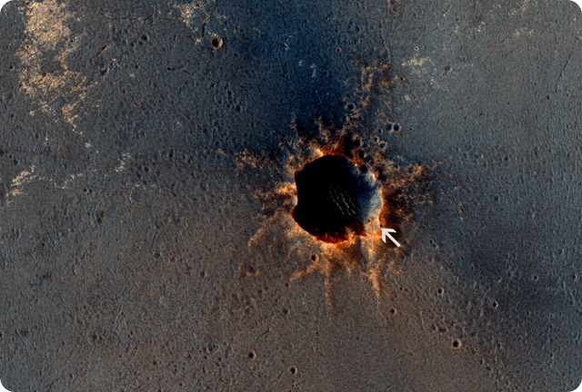 Clique pour grand format : HiRISE a saisie le 01 mars 2011 le cratère de Santa Maria , avec indiqué par une flèche , l'emplacement du véhicule Opportunity rover perché au sud-est .