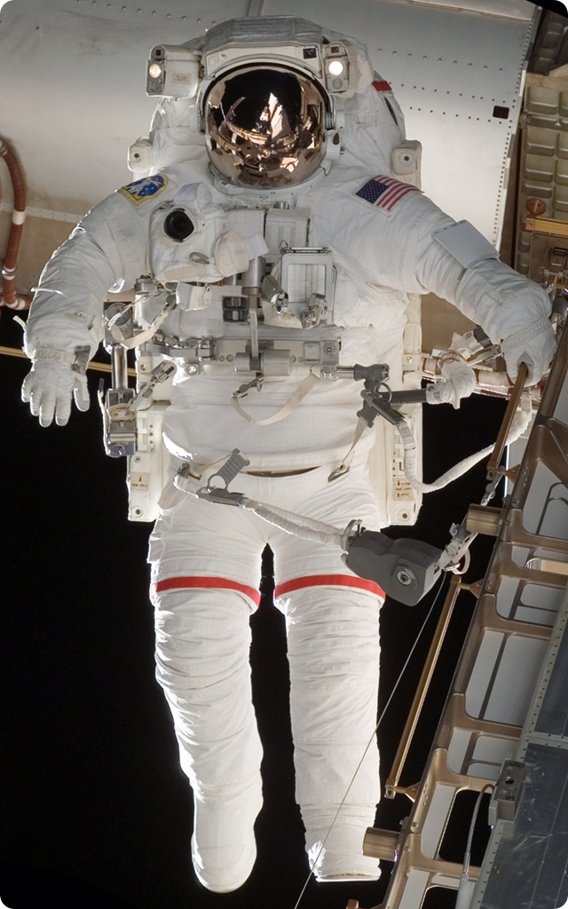 STS-118_EVA_EMU_Suit