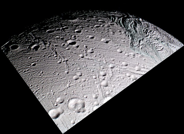 enceladus-surface enneigé2