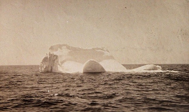 Titanic-iceberg