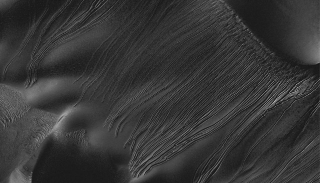 HiRISE-Mars Reconnaissance Orbiter-linear gullies