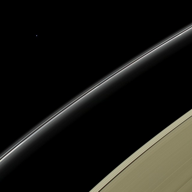 Uranus-traverse-anneaux-Saturne-Cassini