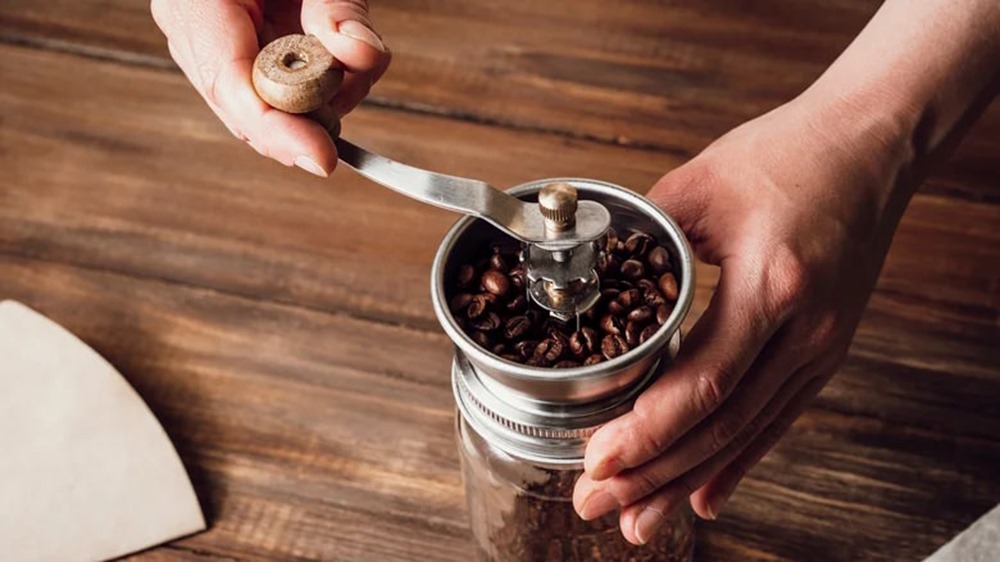 Moudre le café avec un soupçon d'eau réduit l'électricité statique